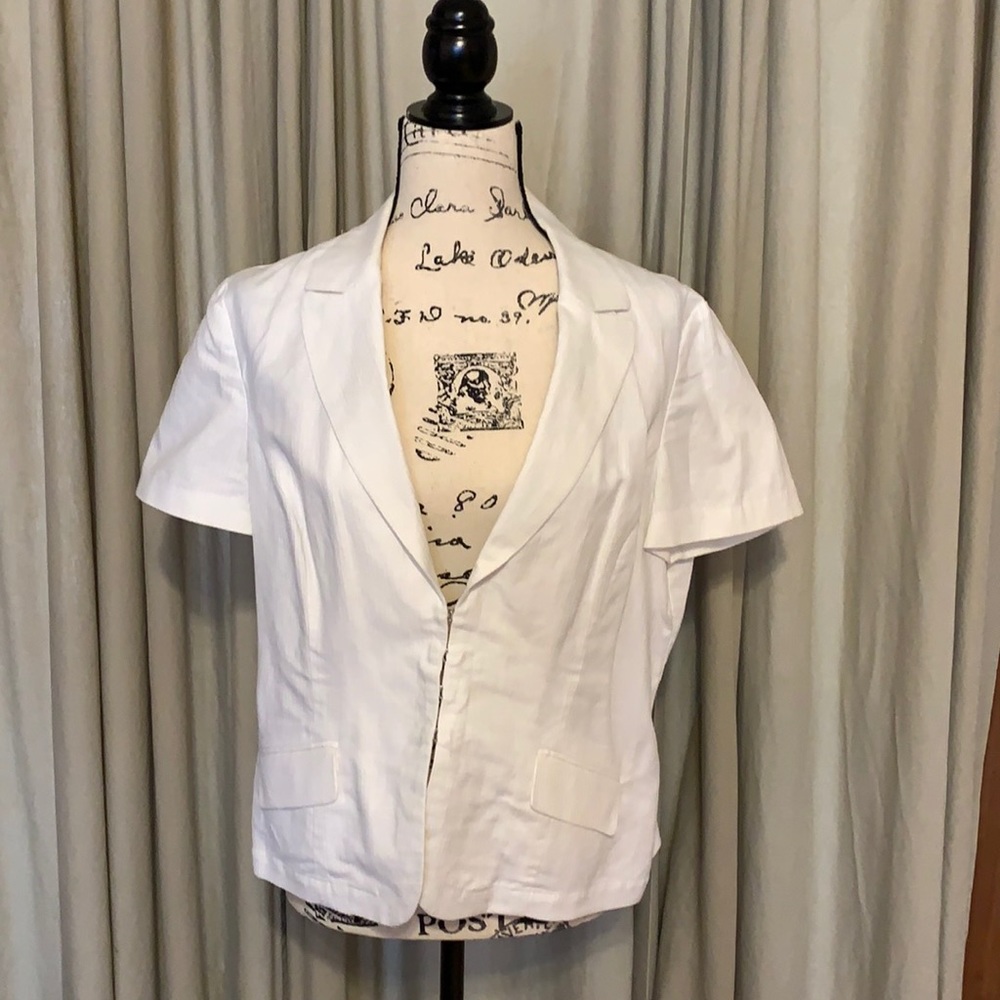 White pinstripe short-sleeve jacket